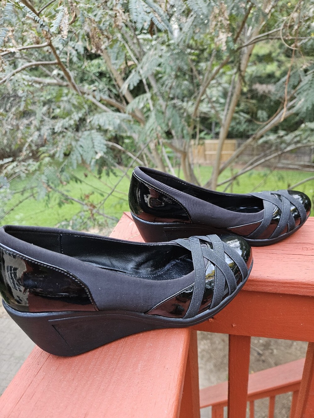 Reaction Kenneth Cole Black  Patent  Matte Crisscross Pumps Size 7M